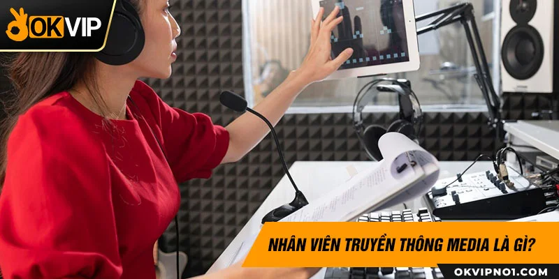 Nhân viên truyền thông đại diện OKVIP để liên lạc với KOLs