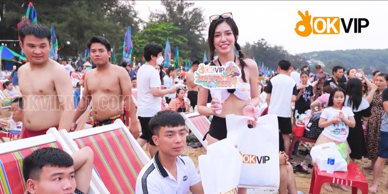 OKVIP tặng quà cho du khách du lịch