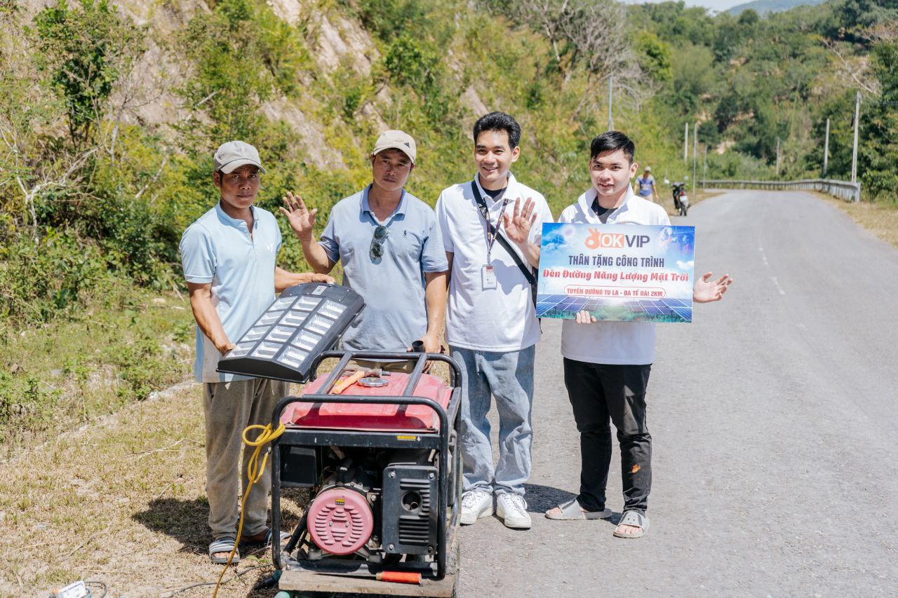 Đoàn từ thiện OKVIP đã lắp 50 đèn năng lượng cho đoạn đường 2km