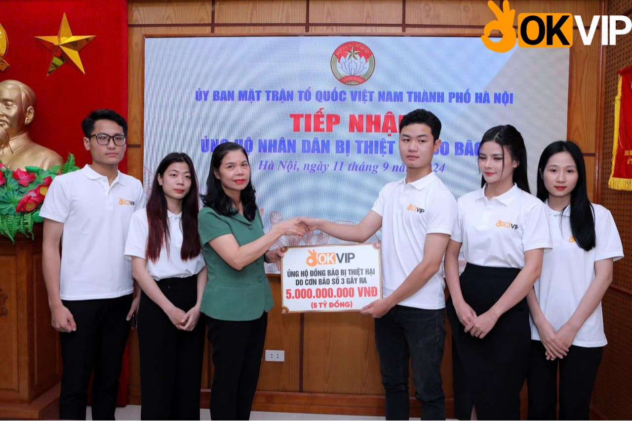 Phó Chủ tịch Ủy ban MTTQ Việt Nam thành phố Hà Nội Đặng Thị Phương Hoa tiếp nhận ủng hộ từ Công ty TNHH truyền thông và giải trí OKVIP.